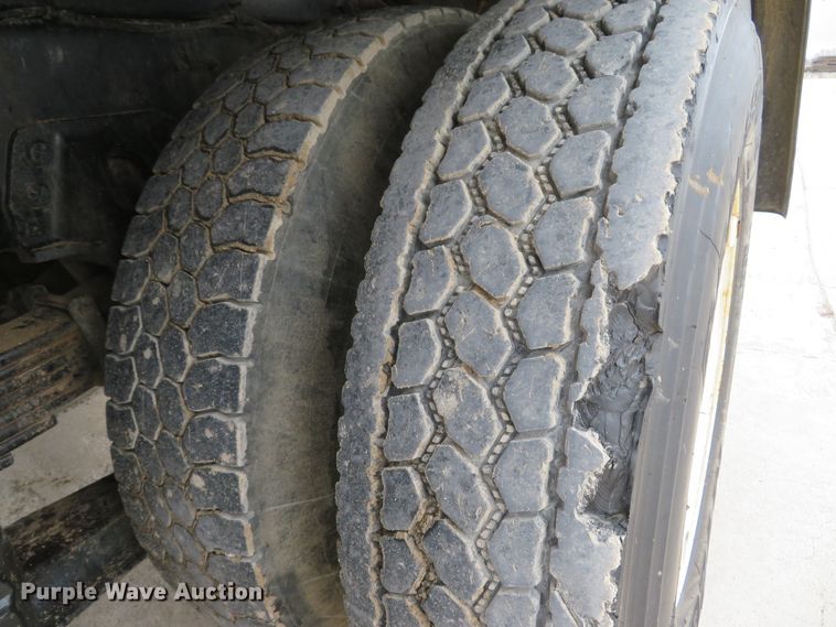 image for item DI2038 1995 Ford L9000 vacuum truck