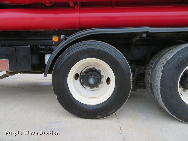 image for item DI2038 1995 Ford L9000 vacuum truck