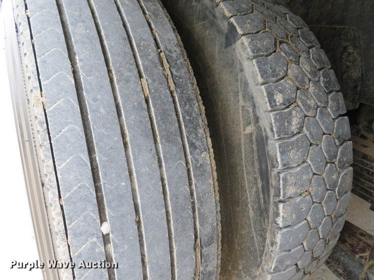 image for item DI2038 1995 Ford L9000 vacuum truck