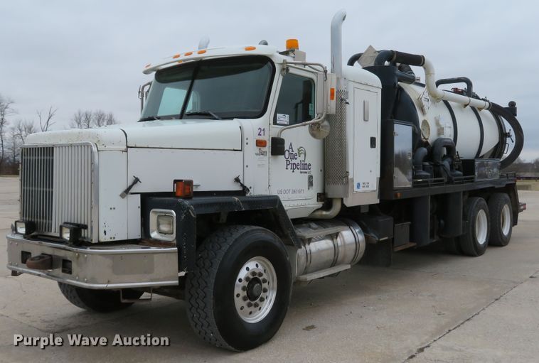 image for item DI2039 2001 International 5600i vacuum truck