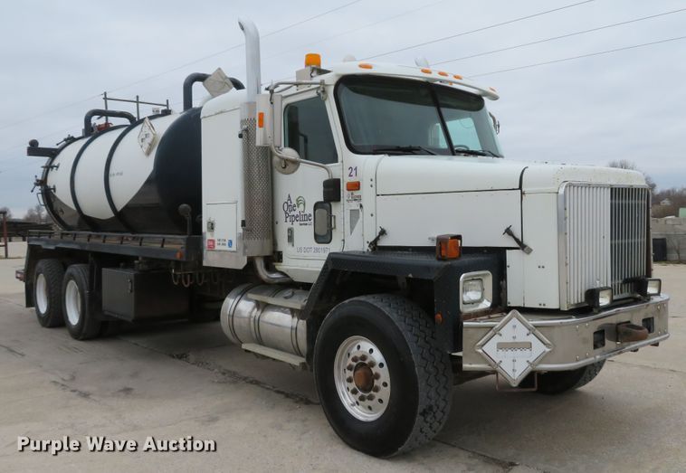 image for item DI2039 2001 International 5600i vacuum truck