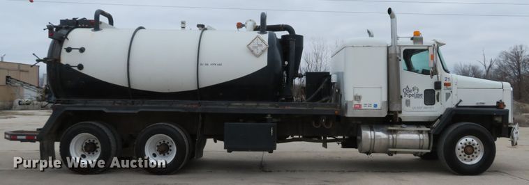 image for item DI2039 2001 International 5600i vacuum truck