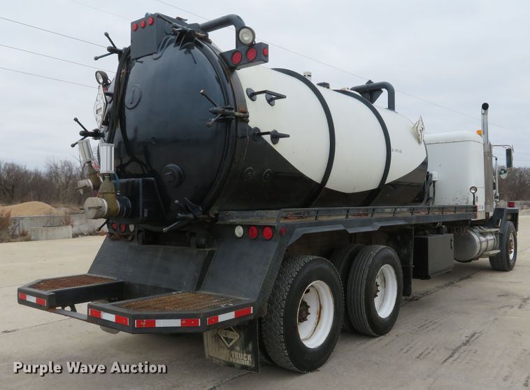 image for item DI2039 2001 International 5600i vacuum truck