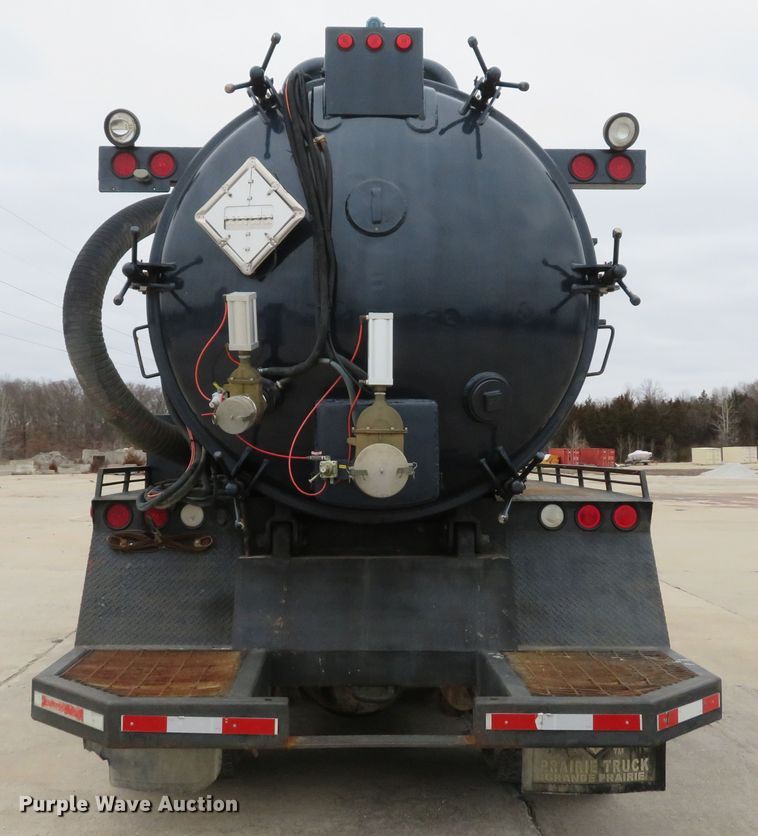 image for item DI2039 2001 International 5600i vacuum truck