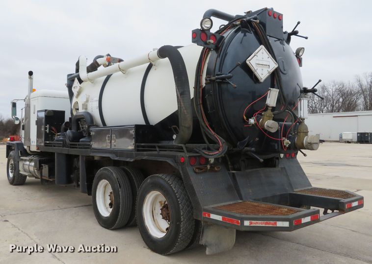 image for item DI2039 2001 International 5600i vacuum truck