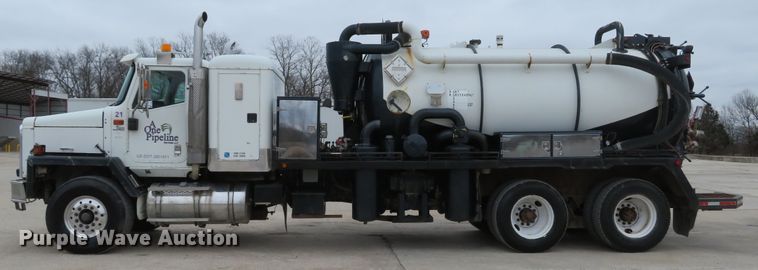 image for item DI2039 2001 International 5600i vacuum truck