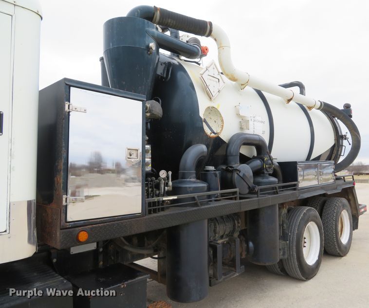 image for item DI2039 2001 International 5600i vacuum truck