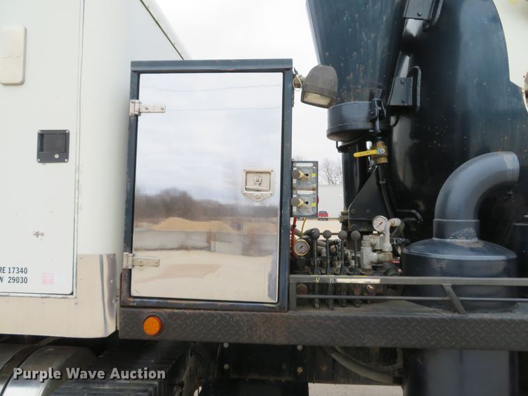 image for item DI2039 2001 International 5600i vacuum truck