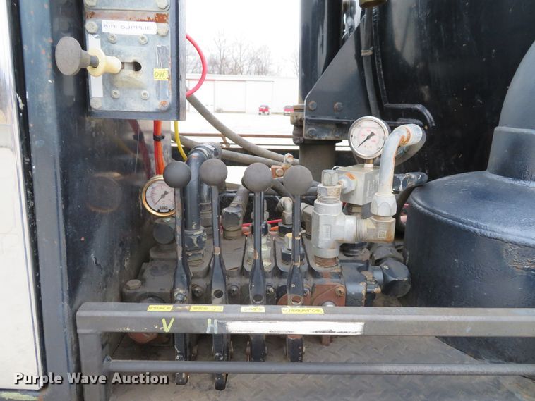 image for item DI2039 2001 International 5600i vacuum truck