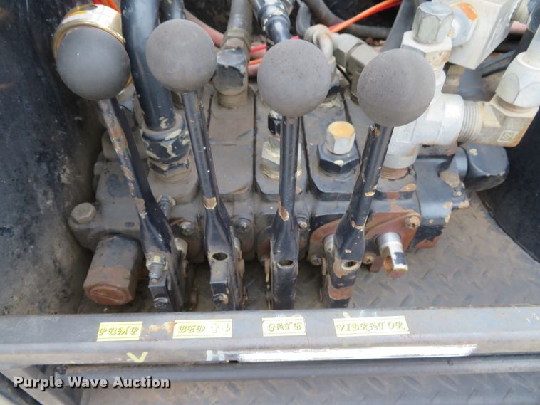 image for item DI2039 2001 International 5600i vacuum truck