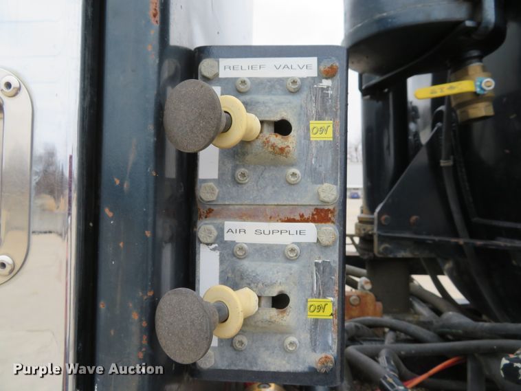 image for item DI2039 2001 International 5600i vacuum truck