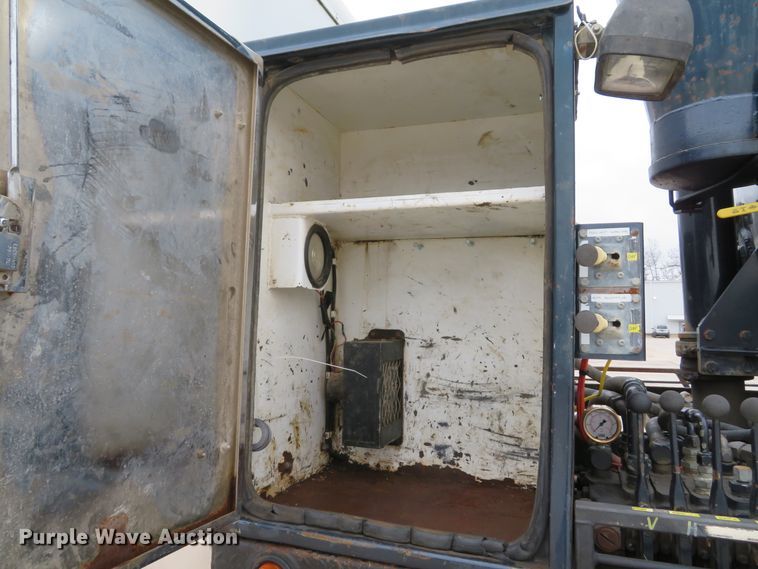 image for item DI2039 2001 International 5600i vacuum truck