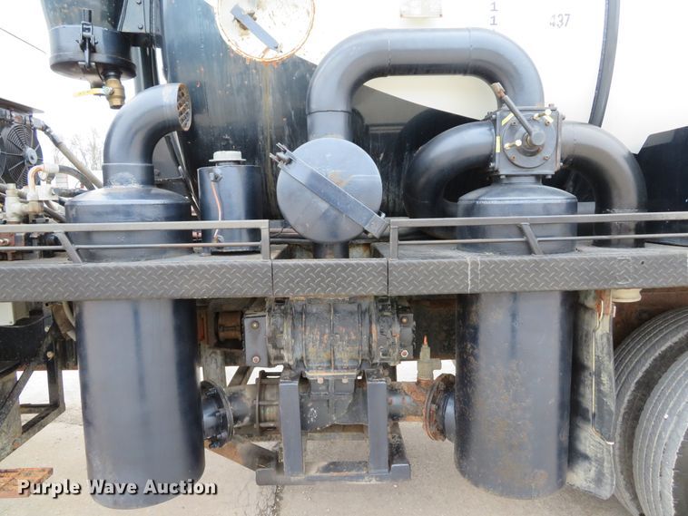 image for item DI2039 2001 International 5600i vacuum truck