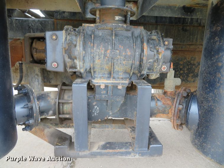 image for item DI2039 2001 International 5600i vacuum truck