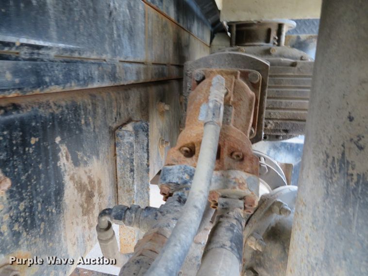 image for item DI2039 2001 International 5600i vacuum truck