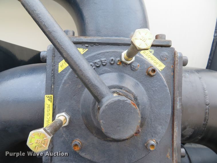 image for item DI2039 2001 International 5600i vacuum truck