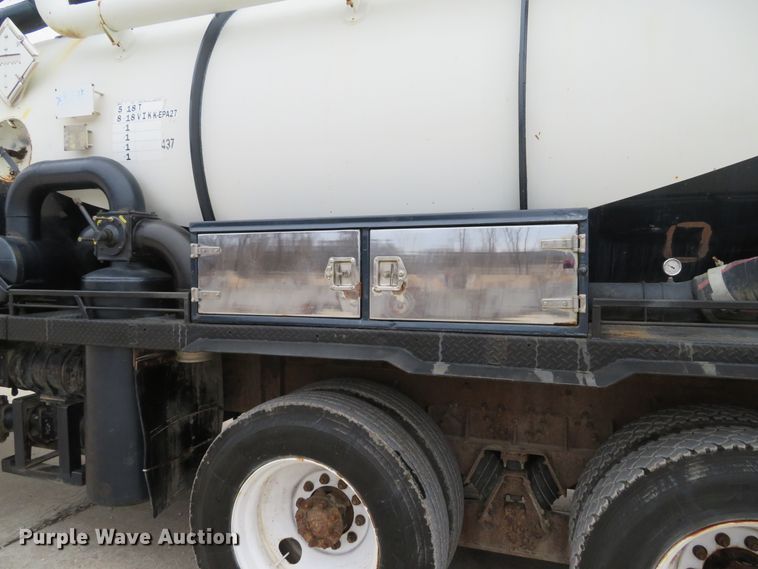 image for item DI2039 2001 International 5600i vacuum truck