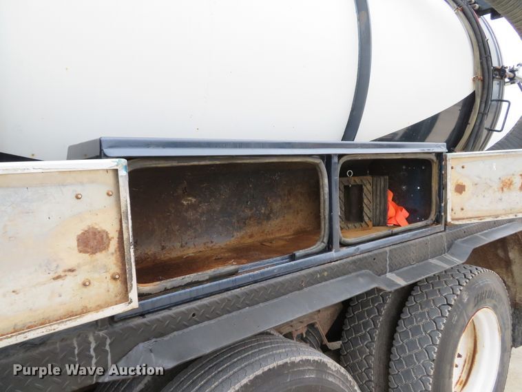 image for item DI2039 2001 International 5600i vacuum truck