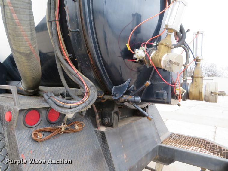 image for item DI2039 2001 International 5600i vacuum truck