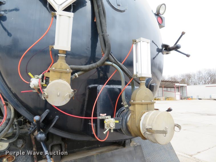 image for item DI2039 2001 International 5600i vacuum truck