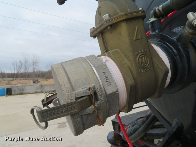 image for item DI2039 2001 International 5600i vacuum truck