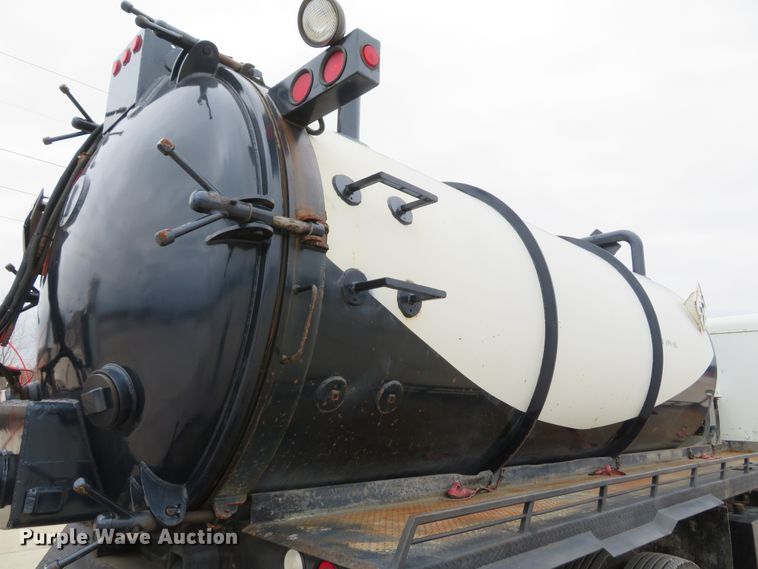 image for item DI2039 2001 International 5600i vacuum truck