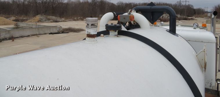 image for item DI2039 2001 International 5600i vacuum truck