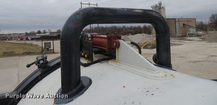 image for item DI2039 2001 International 5600i vacuum truck