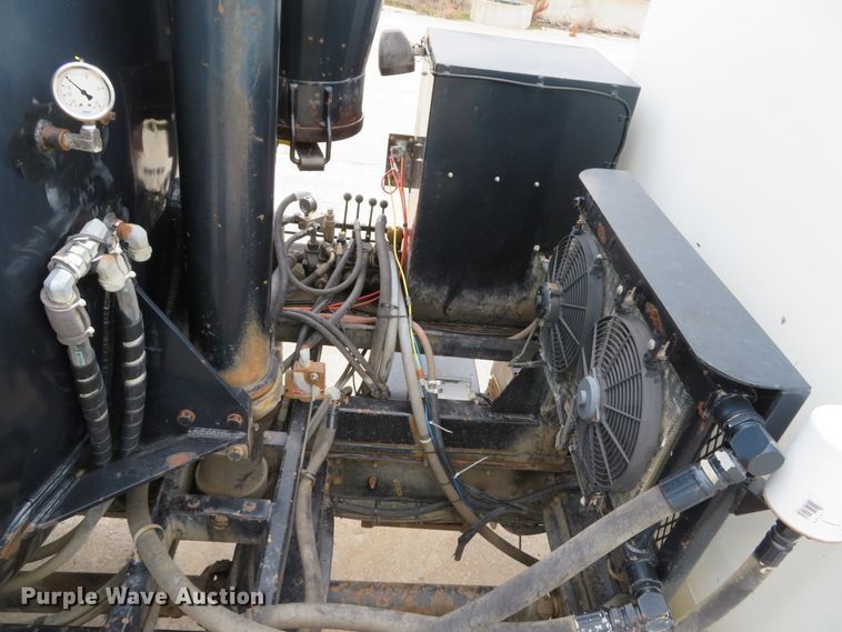 image for item DI2039 2001 International 5600i vacuum truck