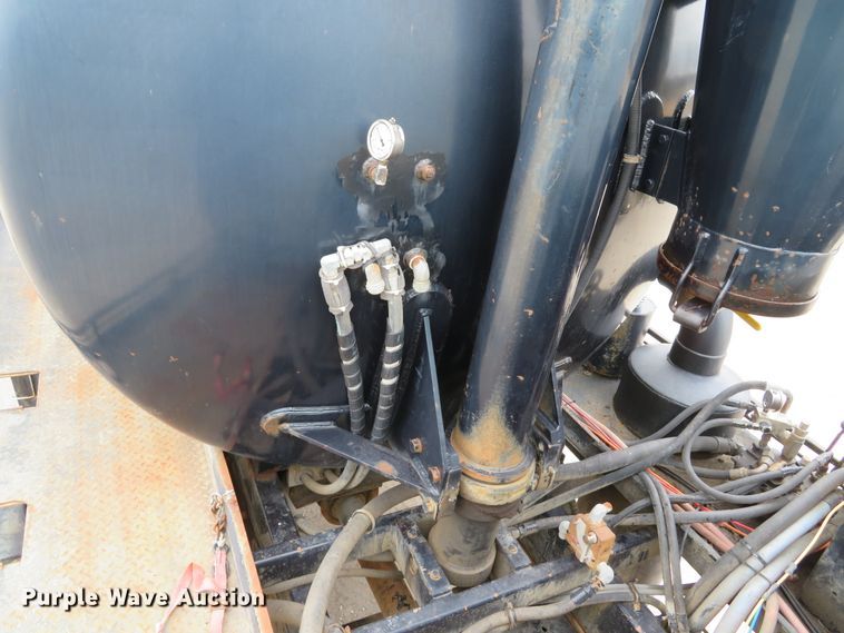 image for item DI2039 2001 International 5600i vacuum truck