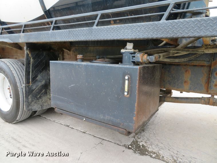 image for item DI2039 2001 International 5600i vacuum truck