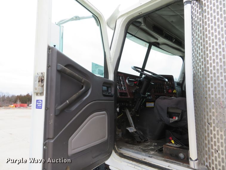 image for item DI2039 2001 International 5600i vacuum truck