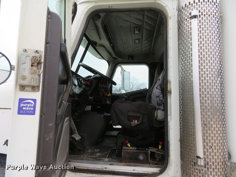 image for item DI2039 2001 International 5600i vacuum truck