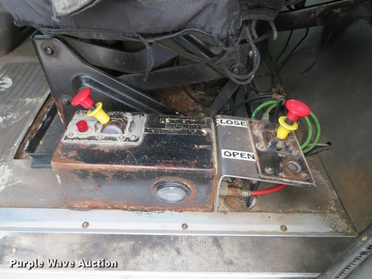 image for item DI2039 2001 International 5600i vacuum truck