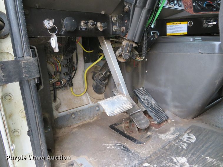 image for item DI2039 2001 International 5600i vacuum truck