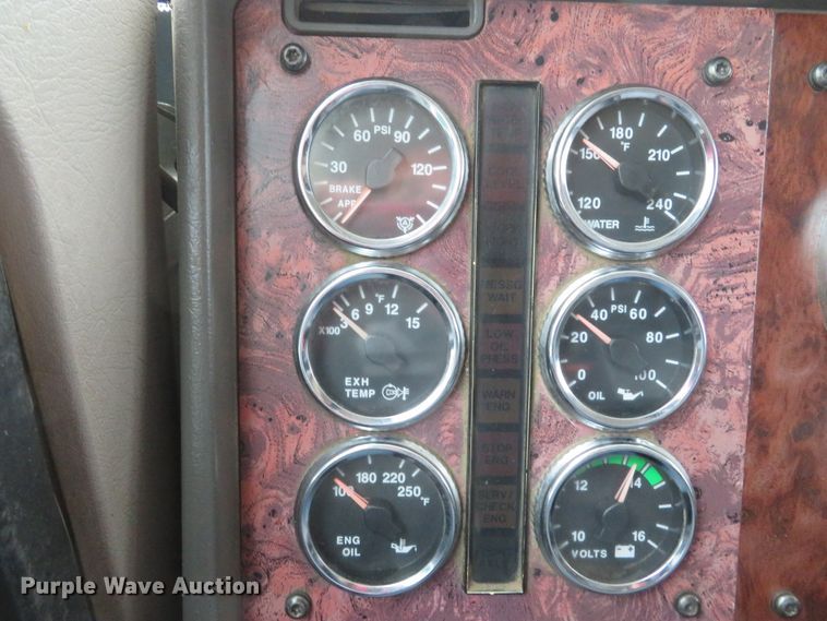 image for item DI2039 2001 International 5600i vacuum truck