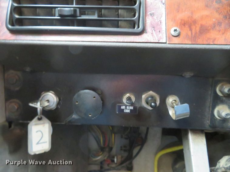 image for item DI2039 2001 International 5600i vacuum truck