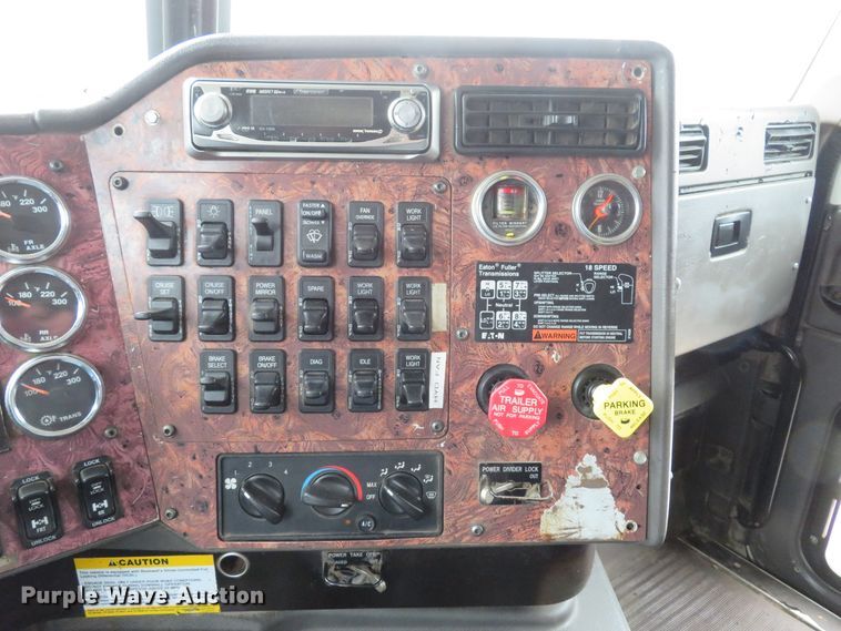 image for item DI2039 2001 International 5600i vacuum truck