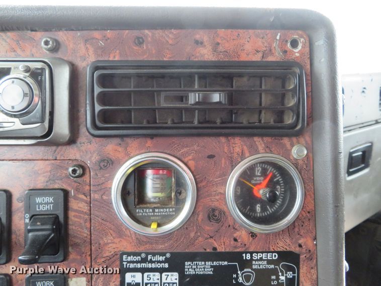 image for item DI2039 2001 International 5600i vacuum truck