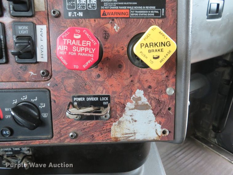 image for item DI2039 2001 International 5600i vacuum truck