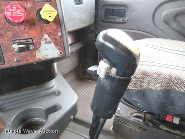 image for item DI2039 2001 International 5600i vacuum truck