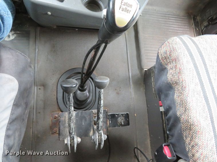 image for item DI2039 2001 International 5600i vacuum truck