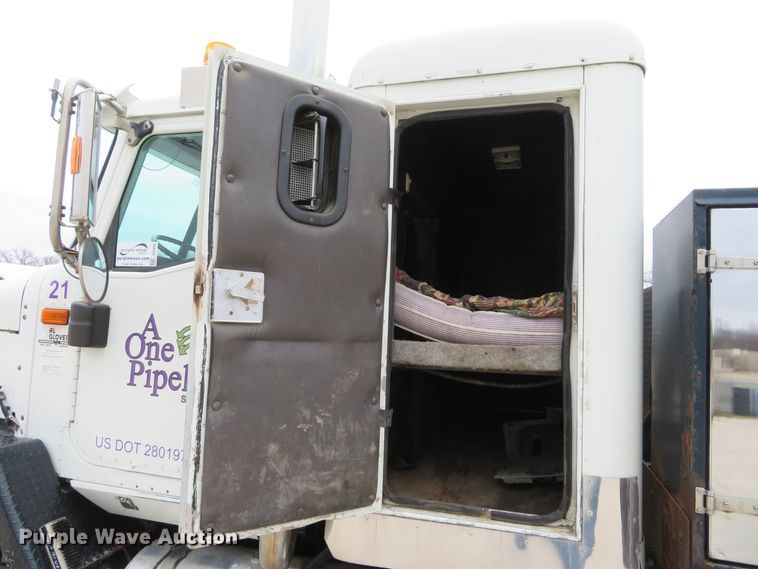 image for item DI2039 2001 International 5600i vacuum truck