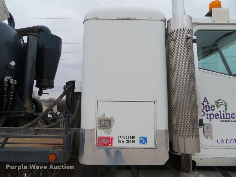 image for item DI2039 2001 International 5600i vacuum truck