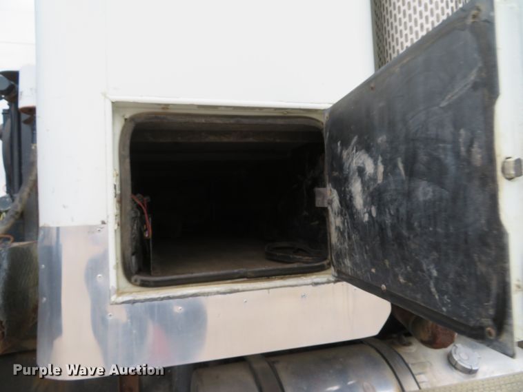 image for item DI2039 2001 International 5600i vacuum truck