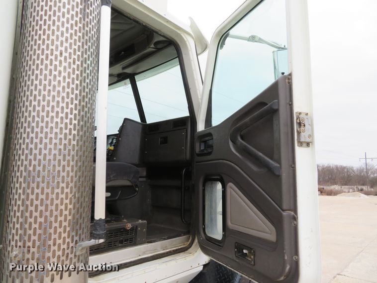 image for item DI2039 2001 International 5600i vacuum truck