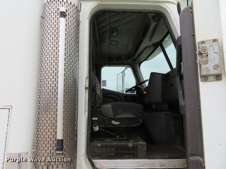 image for item DI2039 2001 International 5600i vacuum truck