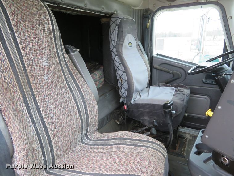 image for item DI2039 2001 International 5600i vacuum truck