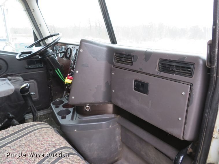 image for item DI2039 2001 International 5600i vacuum truck