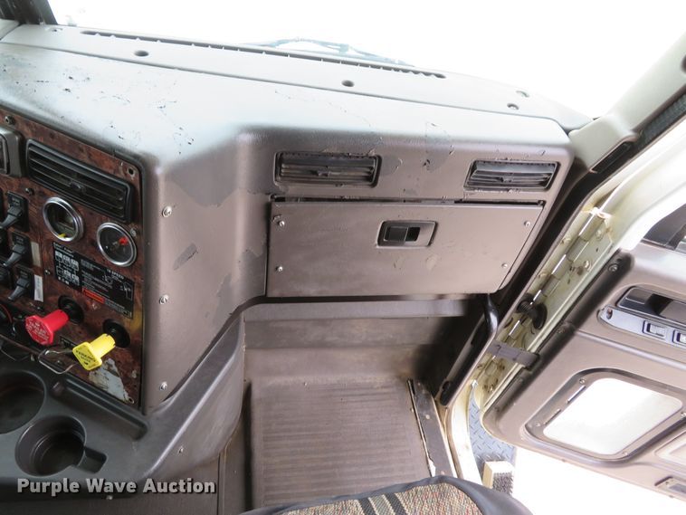 image for item DI2039 2001 International 5600i vacuum truck